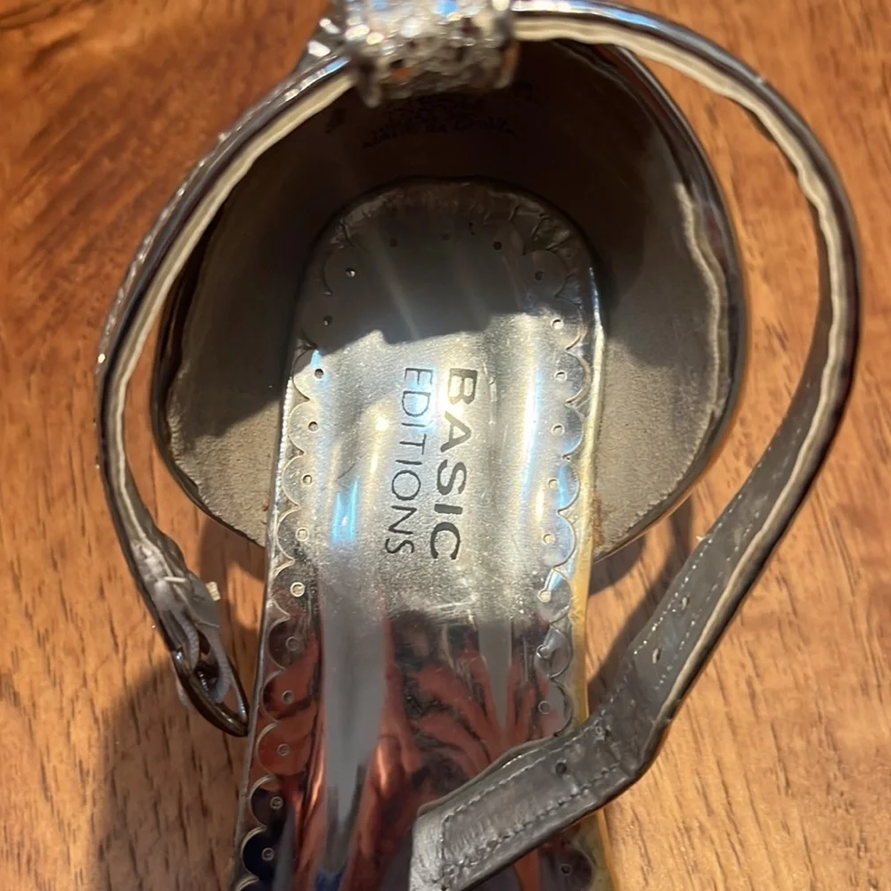 NWT Basic Editions Girl’s Silver Heels Size 1